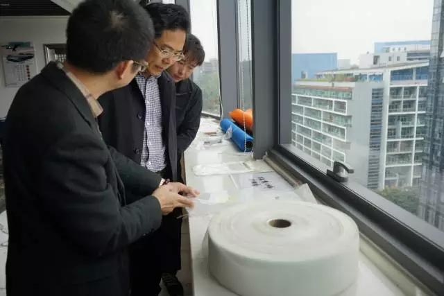 賴厚平董事長帶領來賓們參觀了廣東博皓的復合材料樣品,詳細介紹了我司的經營產品和研發工藝
