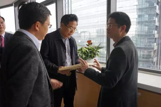 賴厚平董事長帶領來賓們參觀了廣東博皓的復合材料樣品,詳細介紹了我司的經營產品和研發工藝