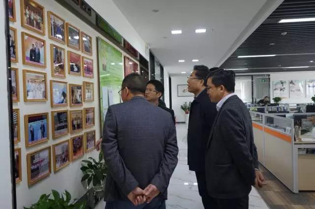 賴厚平董事長帶領來賓們來到了廣東博皓的文化墻前,向大家簡單介紹了一些照片墻上背后的小故事