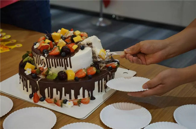 博皓&ldquo;金九迎壽，共慶佳節&rdquo;活動，大家一起分享美味蛋糕