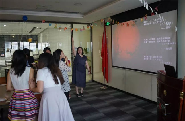 廣東博皓共慶中秋佳節， 大家一起猜謎、搶紅包、吃月餅，其樂融融