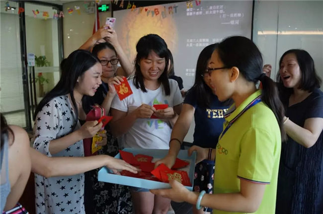 廣東博皓共慶中秋佳節， 大家一起猜謎、搶紅包、吃月餅，其樂融融-2