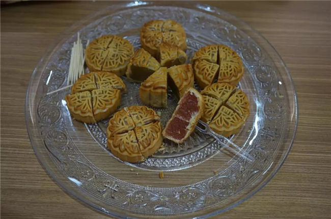 廣東博皓共慶中秋佳節， 大家一起猜謎、搶紅包、吃月餅，其樂融融-3