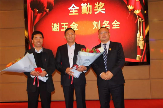 全勤獎(從左至右):謝玉金、劉名全