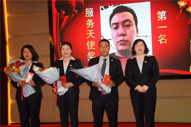 服務天使獎(從右至左):第一名盧大波,第二名劉石香,第三名成雯婷