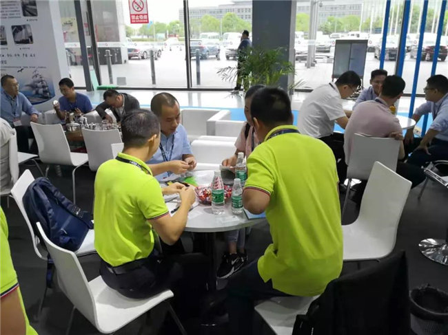 廣東博皓帶著專業(yè)的技術(shù)團(tuán)隊(duì)和銷售團(tuán)隊(duì)亮相第25屆上海復(fù)材展-2