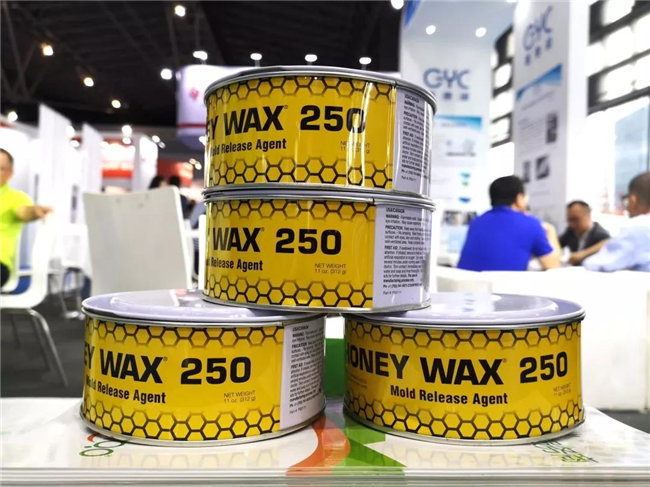 廣東博皓展位上的專業(yè)產(chǎn)品：蜜蠟250無蠟垢玻璃鋼脫模蠟