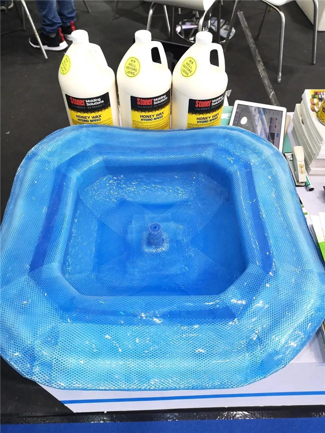 廣東博皓展位上的專業(yè)產(chǎn)品：水性脫模劑P525、硅膠真空成型工藝